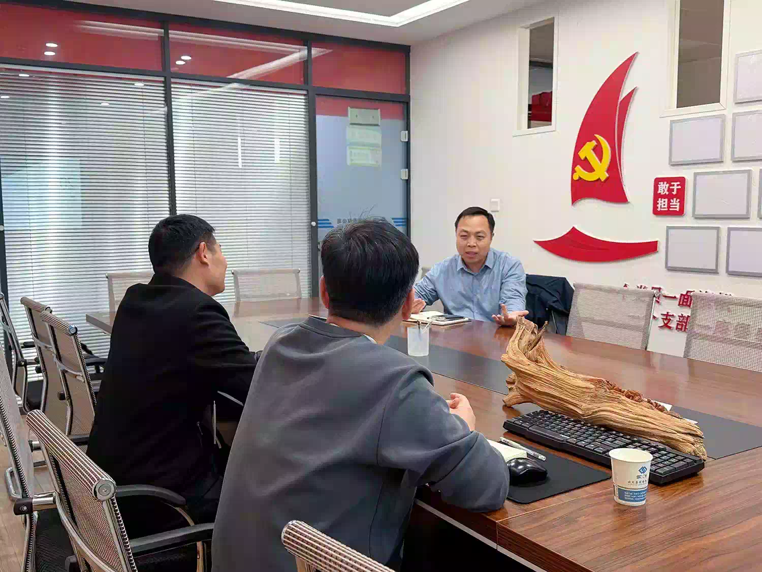 Journalist from Xinxiang Daily Visits Yuntian Crane Group for Feature Story