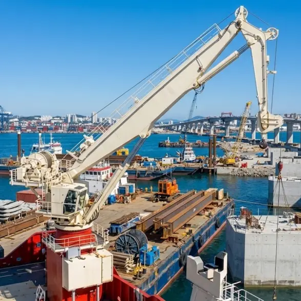 Knuckle telescopic boom crane for ship lifting – robust offshore marine equipmen