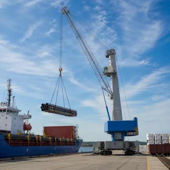 High-capacity mobile harbour crane with extendable boom