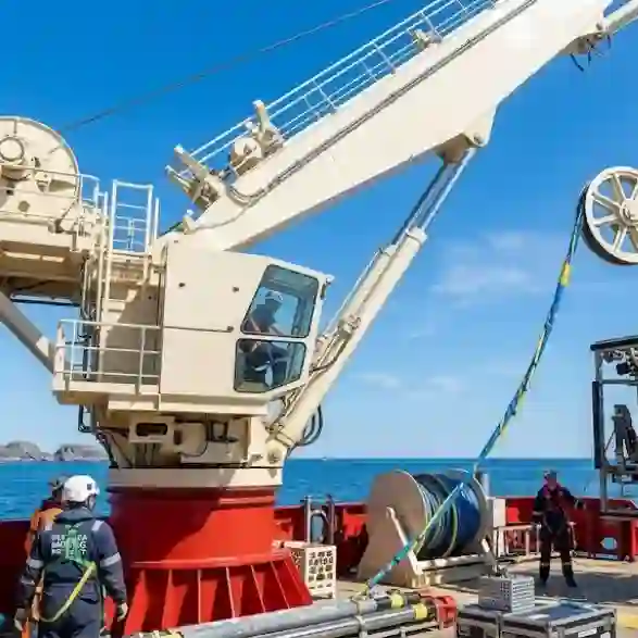 Knuckle telescopic boom crane for ship lifting – robust offshore marine equipmen