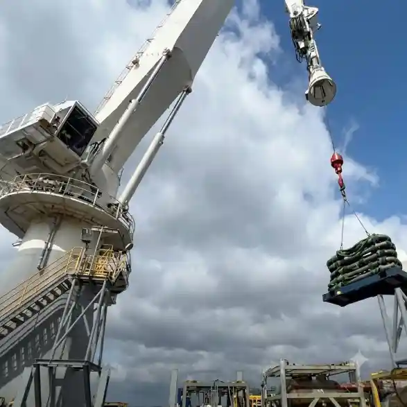 Marine deck crane in operation – heavy-duty offshore lifting for port and wharf