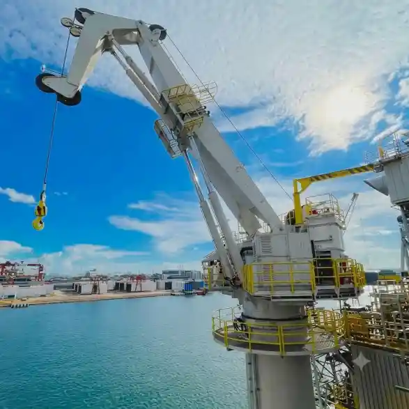 Marine deck crane in operation – heavy-duty offshore lifting for port and wharf